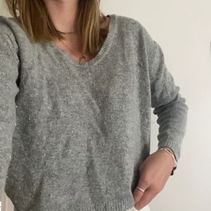 BRANDY MELVILLE VNECK GREY SWEATER